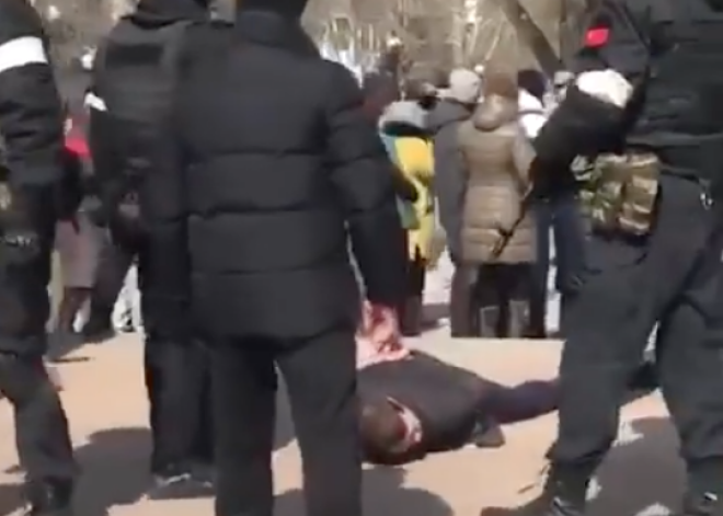 Berdjanskā krievi sit un aiztur protestētājus pret okupāciju. VIDEO