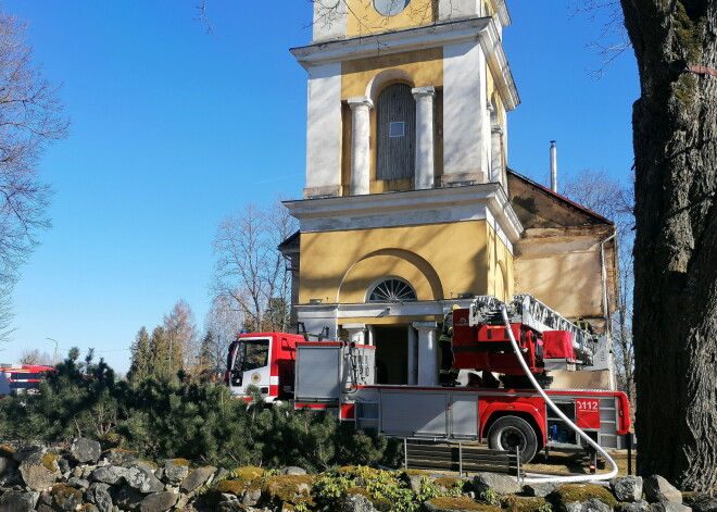 Baldones draudzes mācītājs pastāsta par dievkalpojuma laikā notikušā ugunsgrēka iemesliem