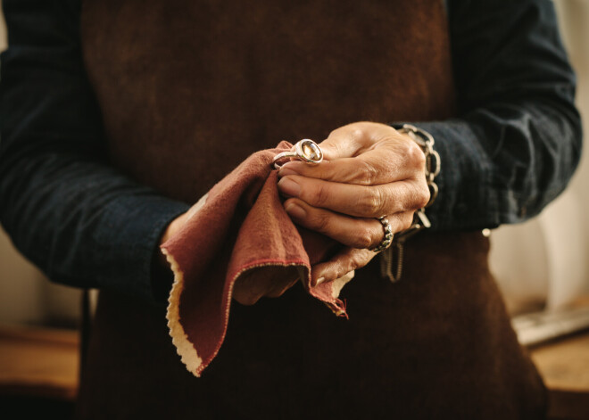 Lai spīdētu un laistītos: kā notīrīt sudraba rotaslietas