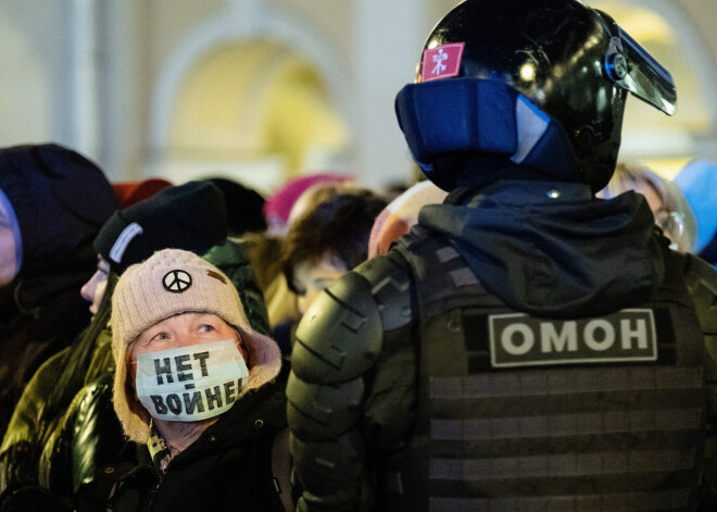 Krievija nosūtījusi uz Ukrainu omoniešus protestu apspiešanai