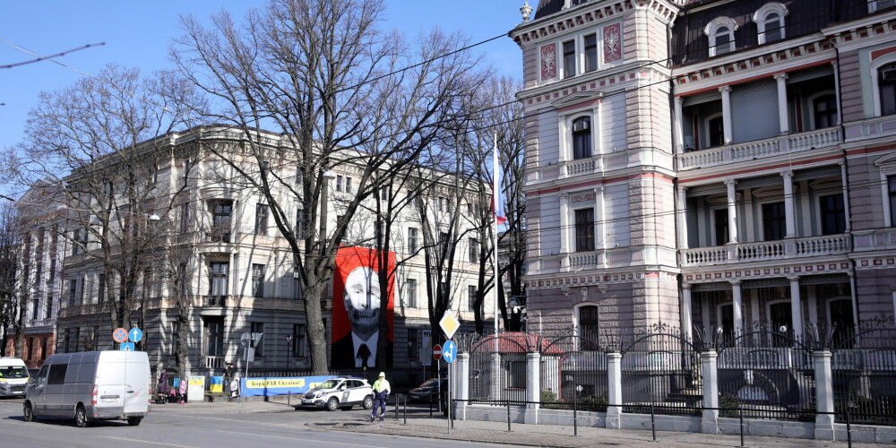 Krievijas vēstniecībai doti trīs mēneši ielas nosaukuma plāksnītes nomainīšanai