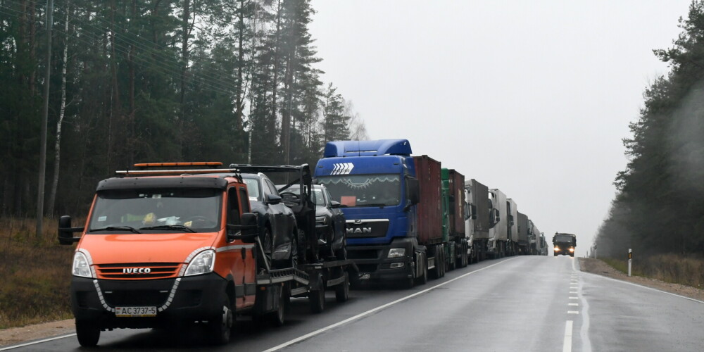 Pie Baltkrievijas un Krievijas robežām strauji veidojas garas kravas auto rindas
