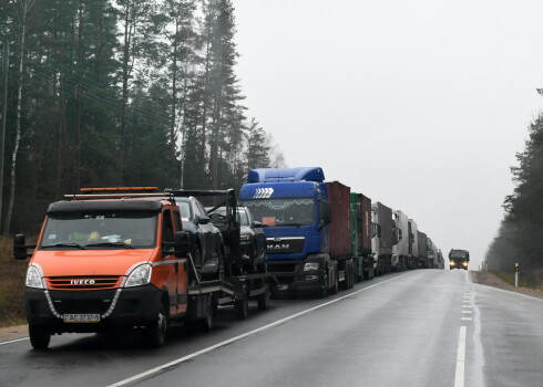 Pie Baltkrievijas un Krievijas robežām strauji veidojas garas kravas auto rindas