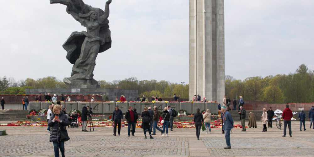 Депутат: на 9 мая нужно разрешить прийти и возложить цветы к памятнику в Пардаугаве