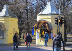 Kafijas namiņš “Kurts” pie ieejas Vērmaņdārzā izrotāts Ukrainas krāsās.