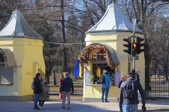 Kafijas namiņš “Kurts” pie ieejas Vērmaņdārzā izrotāts Ukrainas krāsās.