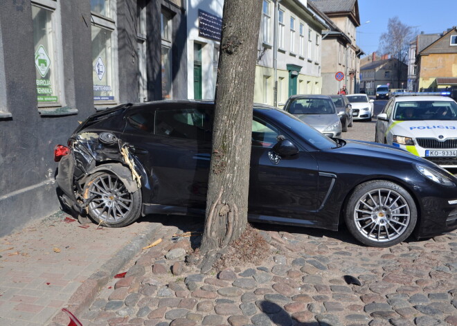 В Лиепае Porsche протаранил стену магазина офисной техники