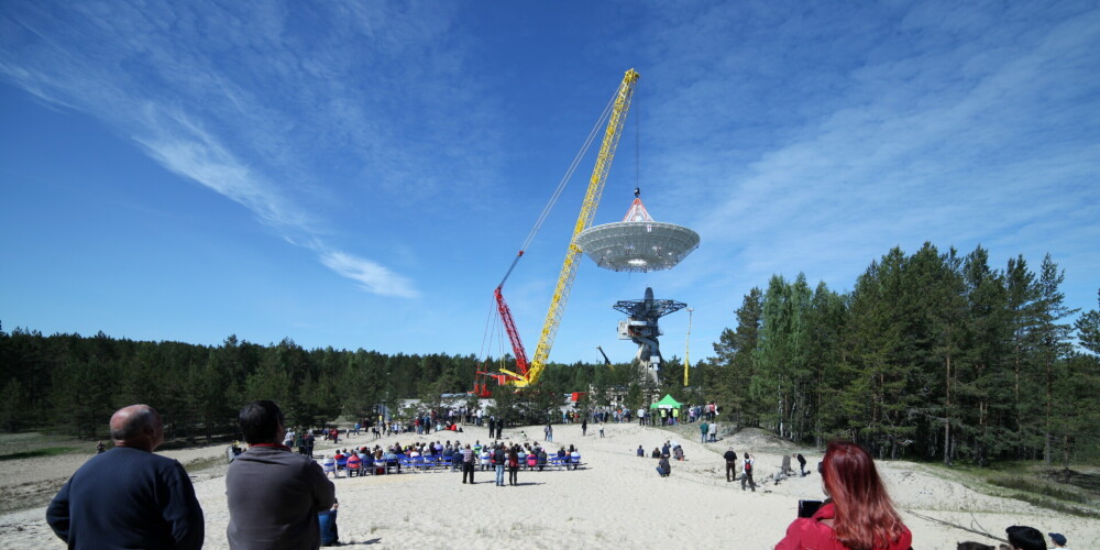 Tā 2015. gadā Ventspils Starptautiskajā radioastronomijas centrā Irbenē atpakaļ balsta tornī tika pacelta atjaunotā radioteleskopa RT-32 antena.