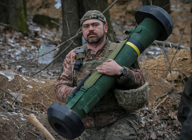 Ukraiņu karavīrs gatavs ar “Javelin” stāties pretim krievu tankiem Kijevas apgabala ziemeļos. Ukrainas armija sasniegusi “Javelin” precizitātes pasaules rekordu – simt trāpījumu no 112.