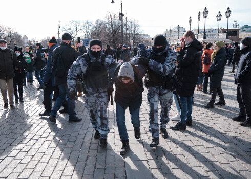 Krievijas policija aiztur protestētāju Maskavā. 2022. gada 6. marts.