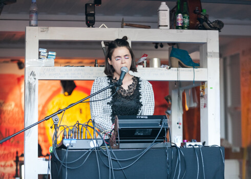 Jaunā dziedātāja Evija Vēbere Latvijas mūzikas pasaulē ir zināma ar savu neatkārtojamo balss tembru - vienlaikus bērnišķīgu un sievišķīgi koķetu