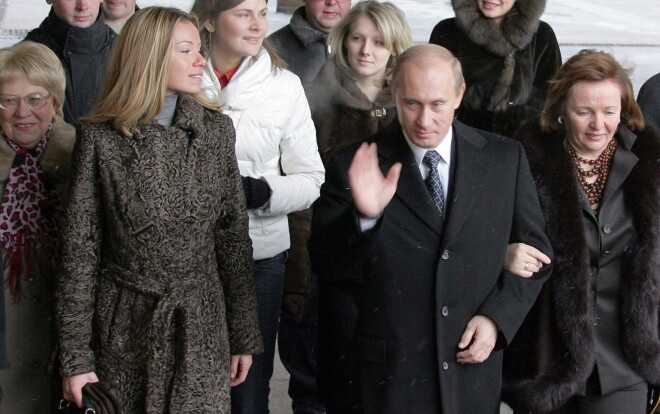 Vladimirs Putins ar toreizējo sievu Ludmilu (no labās) un meitu Mariju (otrā no kreisās) 2007. gadā. 