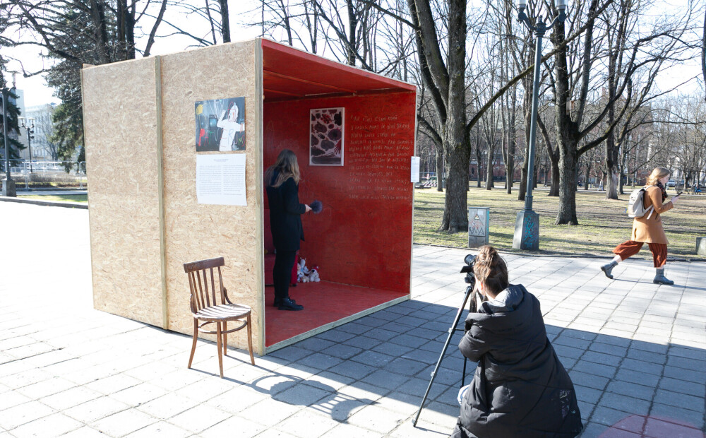 FOTO: Rīgas centrā radīta telpa, kurā piešķirta balss satraucošai dzīves realitātei