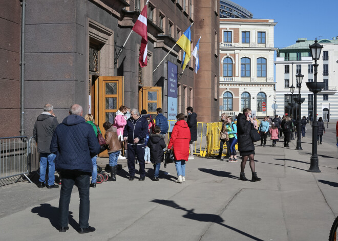 “Neienāca prātā, ka ukrainiete neiet ārā, jo viņai nav apavu.” Jānis stāsta par bēgļiem, kas dzīvo viņa mājās