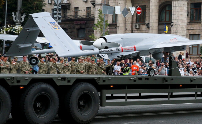 Pērn 18. augustā Neatkarības dienas parādē Kijivā Ukrainas armija demonstrēja arī Bayraktar  dronus.