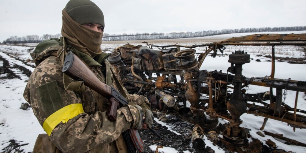Viedās robotbumbas, pašmāju mīnmetēji, amerikāņu "šķēpi". Kādi ieroči ir Ukrainas armijas rīcībā?