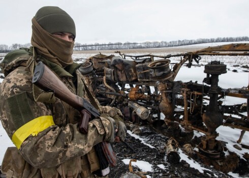 Viedās robotbumbas, pašmāju mīnmetēji, amerikāņu "šķēpi". Kādi ieroči ir Ukrainas armijas rīcībā?
