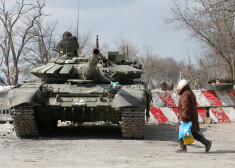 Krievu tanks daudzcietušās, aplenktās Mariupoles nomalē. Latvijā netrūkst putinistu, kas gatavi sveikt iebrucējus, pat, ja pašu mājas būs drupās.