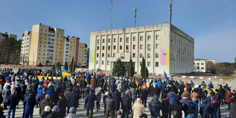 Cilvēki pulcējas Slavutičā, lai protestētu pret krievu armijas okupāciju.