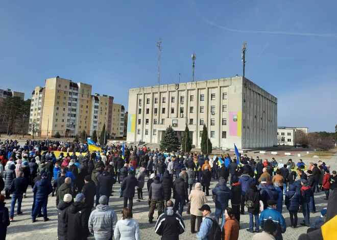 "Slavutiča - ir Ukraina!" iedzīvotāji krievu tankus sagaida ar protestu pret okupāciju