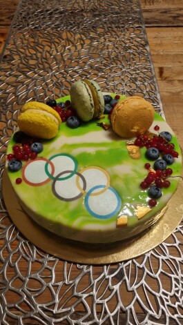 Šo kūku Cīruļiem pateicībā atveda Artūrs Plēsnieks pēc olimpiādes un, protams, arī iedeva izjust savas medaļas smagumu.