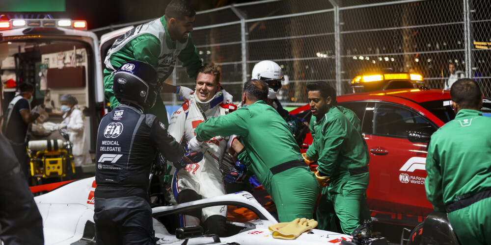 Šūmahers piedzīvo smagu avāriju; Peress uzvar Saūda Arābijas "Grand Prix" kvalifikācijā