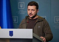  Ukrainas prezidents Volodimirs Zelenskis atgādināja, ka Ukrainas ārlietu ministrs Dmitro Kuleba un aizsardzības ministrs Oleksijs Reznikovs sestdien Varšavā tikās  ar ASV prezidentu Džo Baidenu, valsts sekretāru Entoniju Blinkenu un aizsardzības ministru Loidu Ostinu.