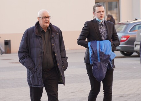 Jānis Paukštello piekrīt, ka ar dēlu Jāni Jēkabu ir vizuāli līdzīgi, bet tāpat arī esot mammas Elīnas iezīmes. Aktieris atminas, ka pirms trim gadiem dzejniece Māra Zālīte, ieraugot pa vasaru par padsmit centimetriem pastiepušos Paukštello junioru, teikusi, ka dēls esot gluži kā Jānis vidusskolā. Jāpiebilst, ka Māra Zālīte un Jānis Paukštello bija skolasbiedri Murjāņu sporta ģimnāzijā.