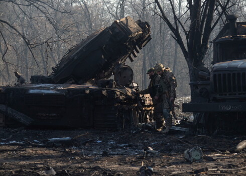 Ukrainas karaspēks aplūko iznīcināto krievu militārtehniku