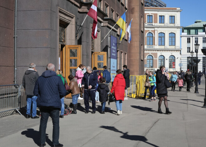 "Мне не пришло в голову, что украинка не выходит на улицу, так как у нее нет обуви": Янис рассказывает о беженцах, живущих в его доме