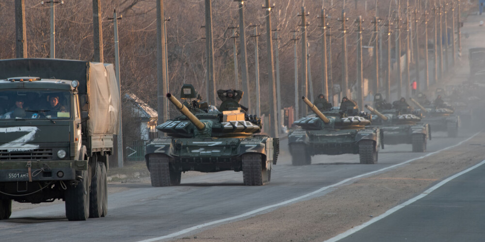 Krievijas armijas militārā tehnika netālu no Mariupoles.