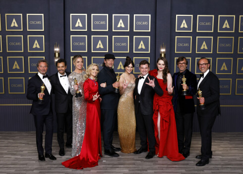 Par labāko filmu kļūst "CODA", un Vils Smits iesit pa seju vakara vadītājam - pasniegtas "Oskara" balvas
