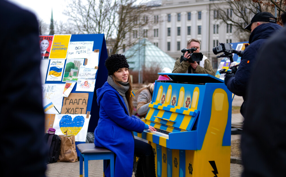 FOTO: pretī Krievijas vēstniecībai novietotas klavieres Ukrainas karoga krāsās