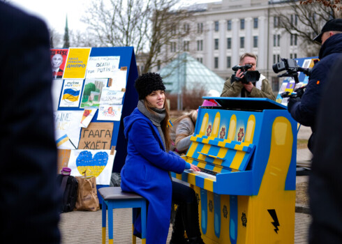 ФОТО: напротив посольства России в Риге установлено пианино в цветах украинского флага