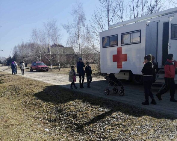 “Mobilais veselības aprūpes centrs” no Latvijas nodrošina medicīnisko un humāno palīdzību Ukrainai.