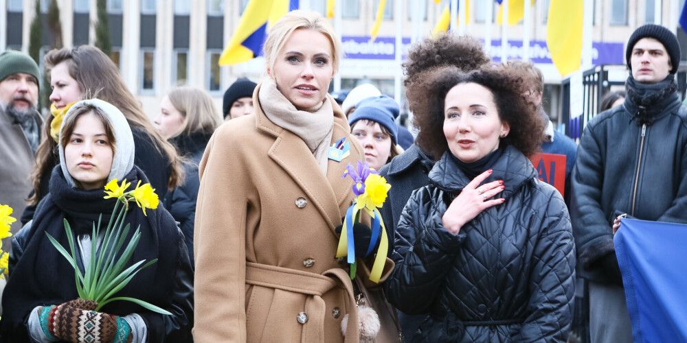 Smilškrāsas stilu šopavasar izvēlas arī Dailes teātra komunikācijas vadītāja Agnese Vārpiņa (vidū).