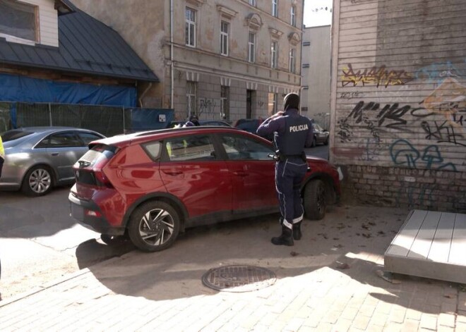 В Агенскалнсе пьяная женщина на новом Hyndai въехала в стену дома