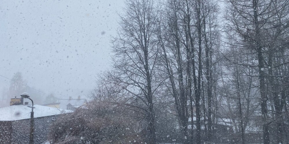 В Латвию вернулась зима! Из-за обледенения автодорог местами затруднено движение