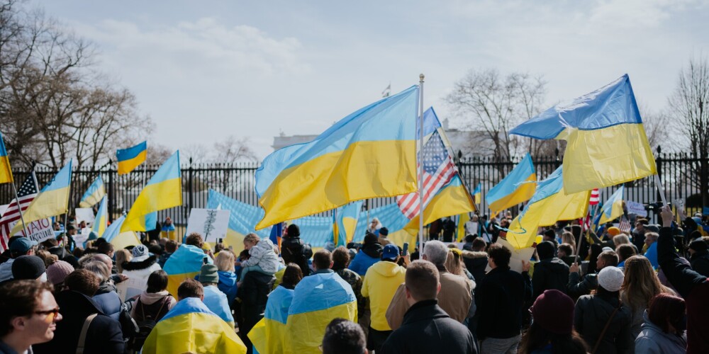 ASV senatori ierosina izmantot konfiscētos Krievijas oligarhu aktīvus palīdzībai Ukrainai