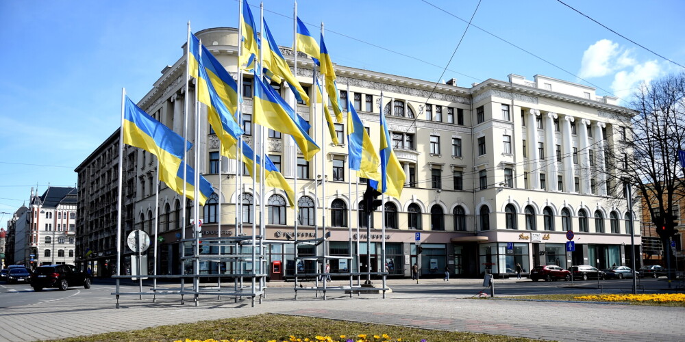 Крокусы и украинские флаги на пересечении бульвара Бривибас и улицы Элизабетес в Риге.