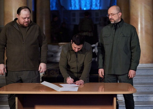Ukrainas prezidents Volodimirs Zelenskis 28. februārī parakstīja lūgumu par Ukrainas iestāšanos ES.