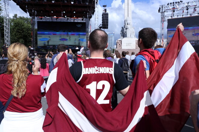 Cilvēki laukumā pie Brīvības pieminekļa 2015. gadā vēro tiešraidi Eiropas basketbola čempionāta spēlei starp Latvijas un Slovēnijas izlasēm.