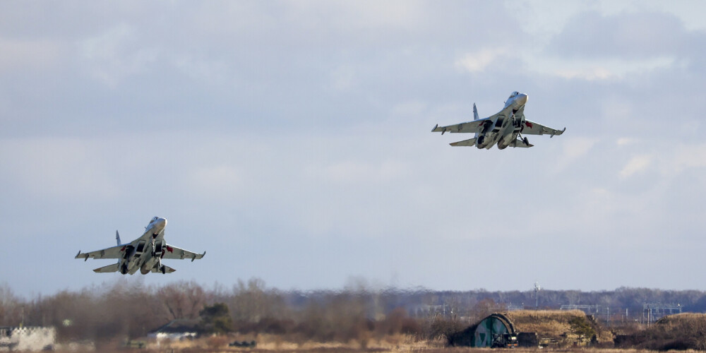 Divi krievu Su-30 iznīcinātāji
