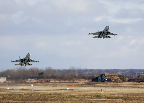 Divi krievu Su-30 iznīcinātāji