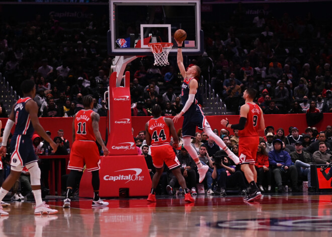 Bertāna "Mavericks" pārspēj "Lakers", bet Porziņģa "Wizards" cieš sakāvi