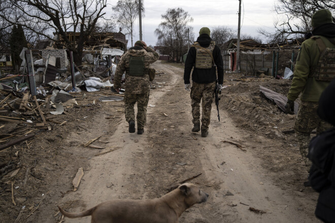 Украинские солдаты идут вдоль линии фронта. Бровары были одним из первых полей сражений российских войск, стремившихся штурмовать Киев. 