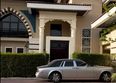 Pie Kadirova villas galvenās ieejas vienmēr savu īpašnieku gaida "Rolls – Royce" markas limuzīns. 