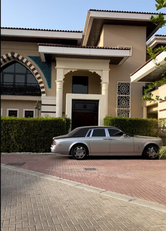 Pie Kadirova villas galvenās ieejas vienmēr savu īpašnieku gaida "Rolls – Royce" markas limuzīns.