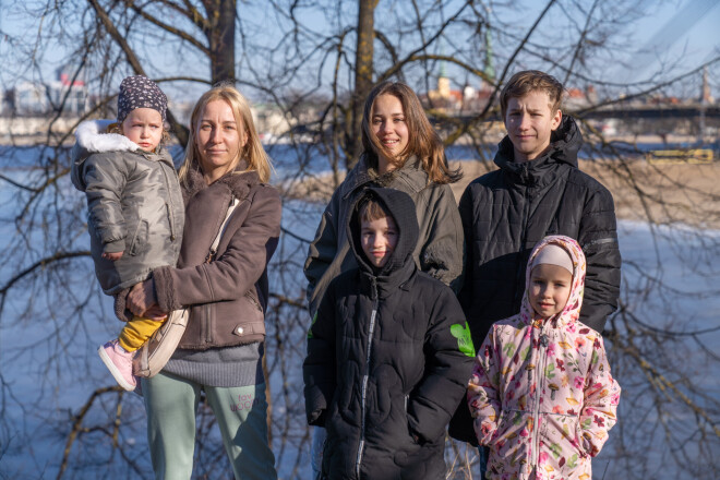 Emīlija (7), Alīna (14), Mihails (13), Gļebs (11) un mamma Polina ar jaunāko atvasi Evelīnu (3).