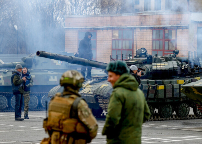 Vācijas aizsardzības nozares uzņēmumi varēs piegādāt Ukrainai bruņojumu, ziņo laikraksts